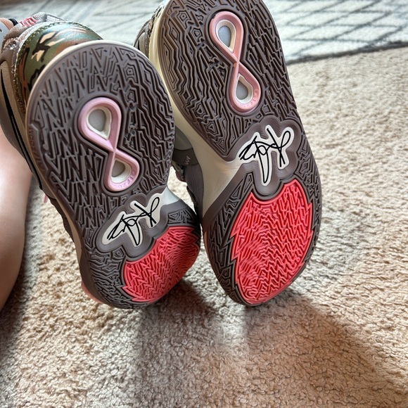 Basketball shoes. Nike Kyrie infinity Size 6.5 men’s and 8 women’s. - Picture 5 of 6